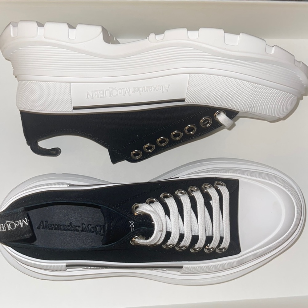 Women's Tread Slick Low Top Platform Sneakers